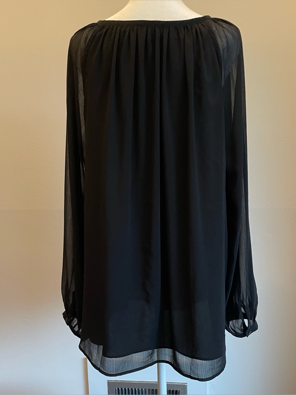 🌸Talbots Crepe Lined Tie-neck Tunic Flowy Blouse with Sheer Sleeves , size L - Picture 2 of 9